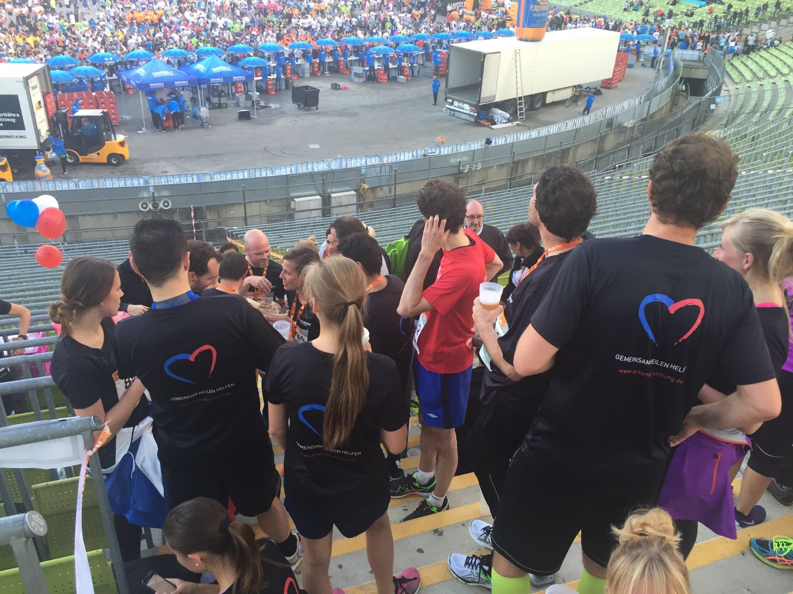 Die Teilnehmer mit Laufshirt